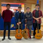 Joven porveniñero inspiró a estudiantes con taller de guitarra gratuito