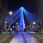 Municipio inaugura mes de aniversario con el encendido de luces y llamativos adornos en la Plaza de Armas de Porvenir